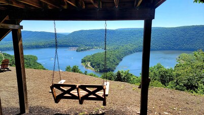 Exquisite home overlooking Lake Raystown Resort and minutes to the water !