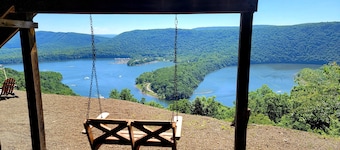 Exquisite home overlooking Lake Raystown Resort and minutes to the water !