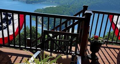 Exquisite home overlooking Lake Raystown Resort and minutes to the water !