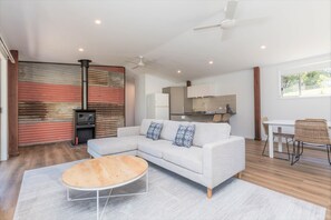 Cabin | Khu phòng khách | TV LCD, lò sưởi 