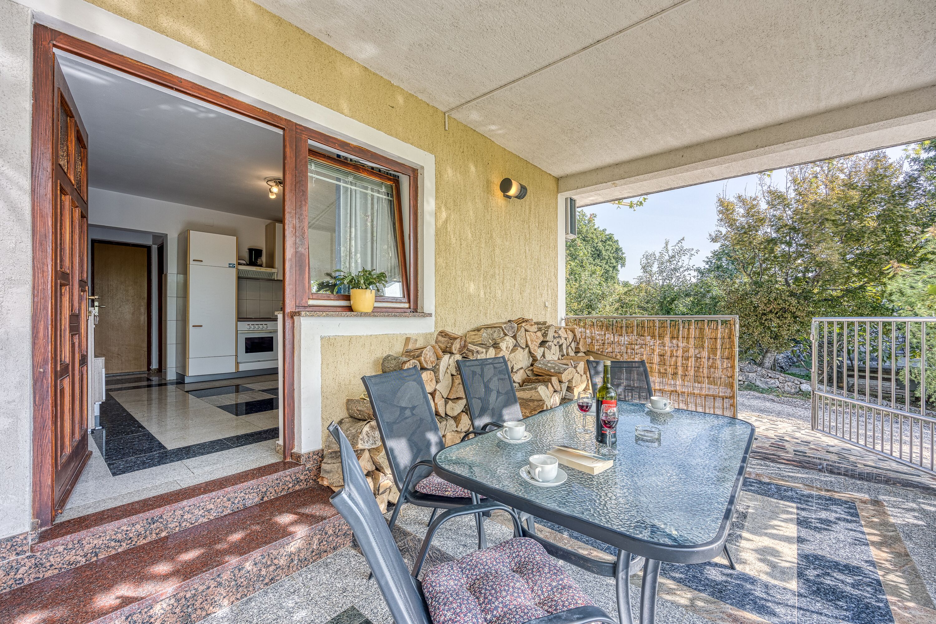 屋外ダイニングエリア