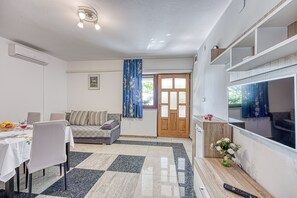 TV - Silver Apartment Sea View, Jasenice, Croatia (Jasenice)