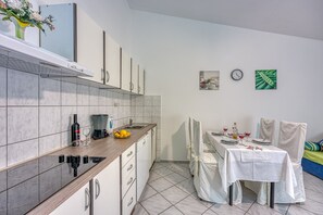 Kühlschrank, Mikrowelle, Ofen, Herdplatte