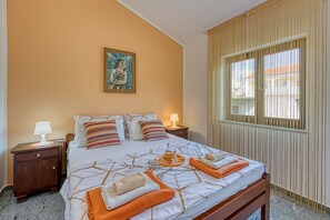 1 quarto, Wi-Fi de cortesia, roupa de cama