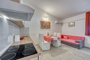 Fridge, microwave, oven, stovetop - Cherry Apartment With Sea View, Jasenice, Croatia (Jasenice)