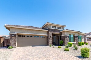 Exterior - Close to Pro Sport facilities. Beautiful home. (Goodyear)
