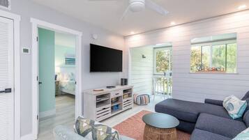 2 habitaciones, escritorio y tabla de planchar con plancha