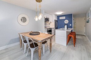 Dining - Stylish, Renovated Coastal Haven on Hilton Head! (Hilton Head Island)