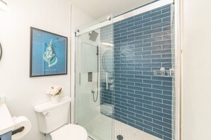 Combined shower/tub, hair dryer - Stylish, Renovated Coastal Haven on Hilton Head! (Hilton Head Island)