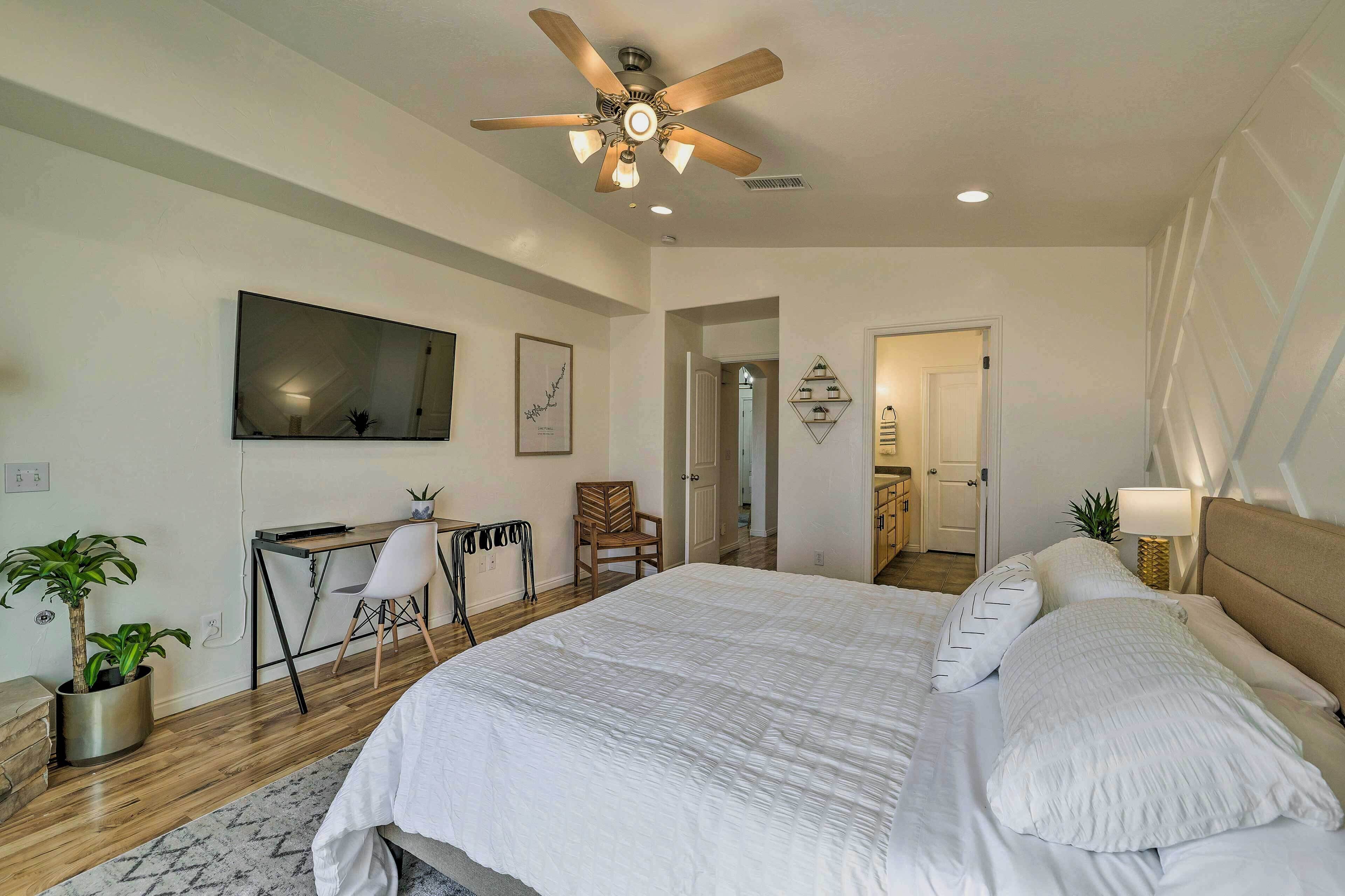 Modern Retreat w/ View, 9 Mi to Wahweap Beach!