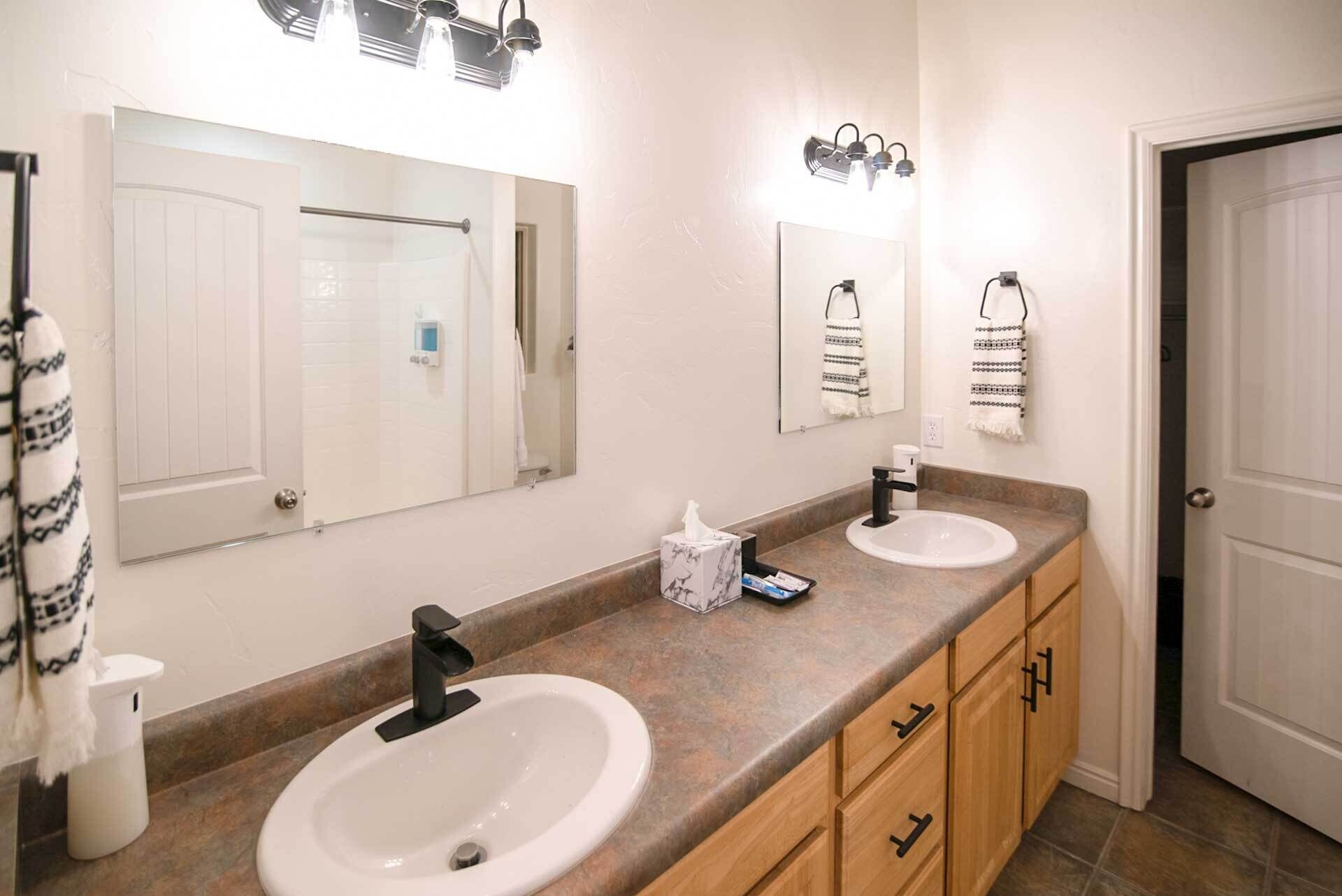 Modern Retreat w/ View, 9 Mi to Wahweap Beach!