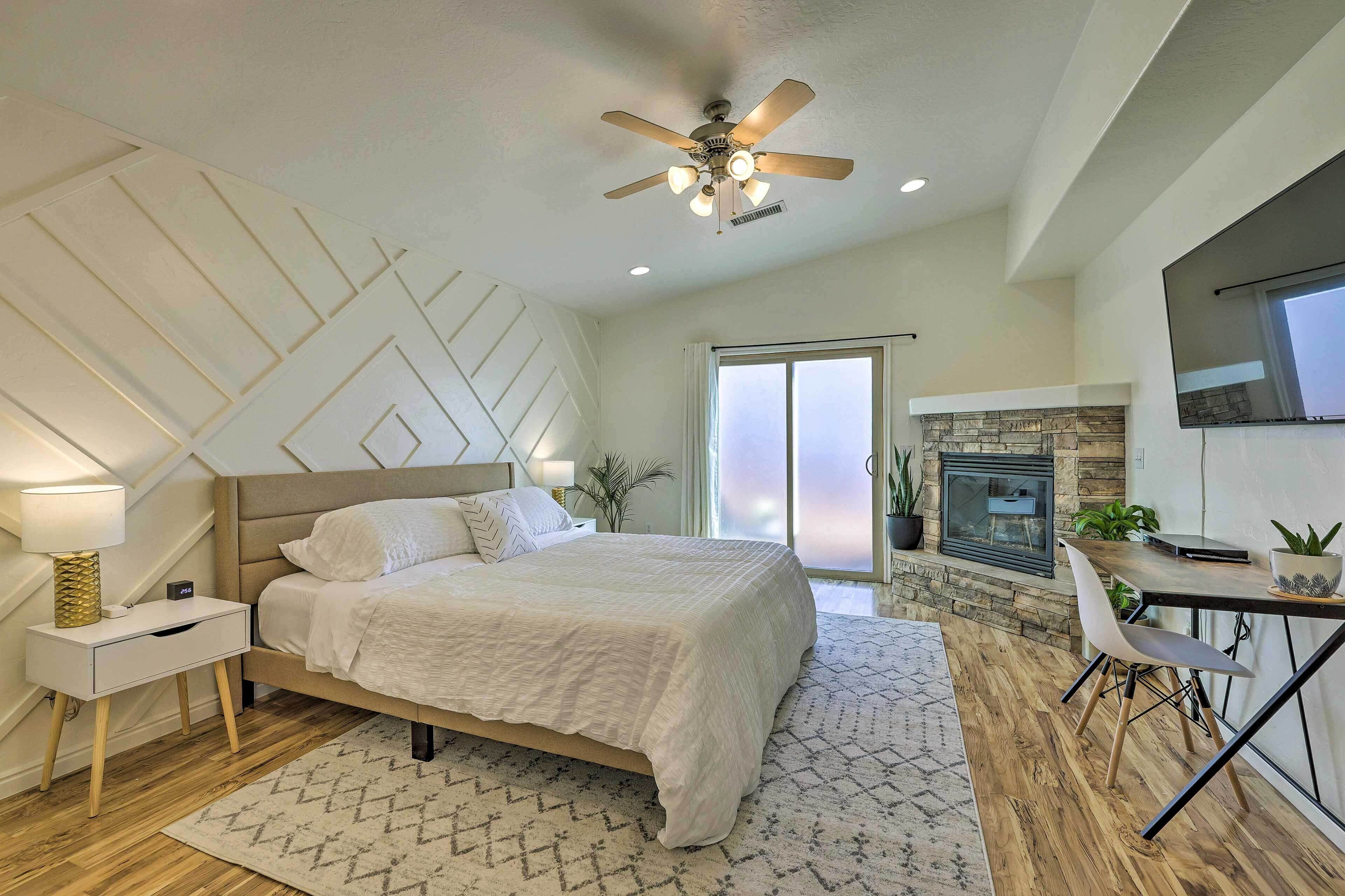 Modern Retreat w/ View, 9 Mi to Wahweap Beach!