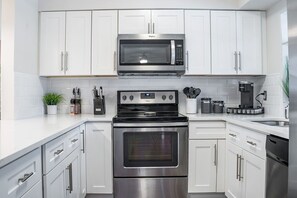 冰箱、微波炉、烤箱、炉灶