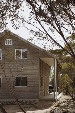 A wooden house with a porch and a grill outside. - Sea Loft Kangaroo Island (Kingscote)