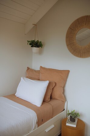 3 habitaciones, tabla de planchar con plancha y cuna de viaje