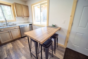 Fridge, microwave, oven, stovetop - Cozy retreat near Kenai Rvr-2Q&1F bed-w/loft #2 (Soldotna)