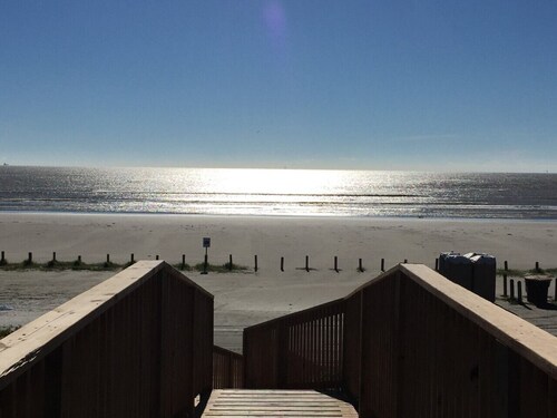 Beautiful Quaint Condo Just Steps To The Beach - Living The Good Life!