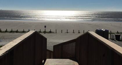 Beautiful Quaint Condo Just Steps To The Beach - Living The Good Life!