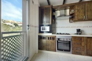 Jääkaappi, mikroaaltouuni, uuni, liesi