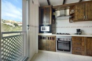 Jääkaappi, mikroaaltouuni, uuni, liesi