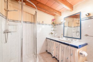 Shower, hair dryer, towels - Finca Alqueria with Mountain View, Pool, Garden, Terrace, A/C and Wi-Fi (Campanet)