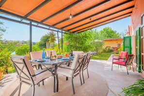 Outdoor dining - Finca Alqueria with Mountain View, Pool, Garden, Terrace, A/C and Wi-Fi (Campanet)