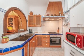 Een koelkast, een magnetron, een oven, een kookplaat