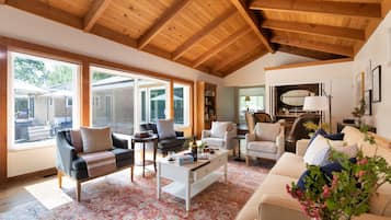 Een smart-tv, een open haard en een kantoor