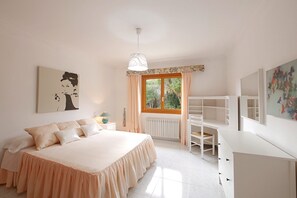 4 bedrooms, free WiFi, bed sheets - Holiday Home Bellavista with Mountain View, Wi-Fi, A/C, Pool, Garden, Terrace & Balcony (Campanet)