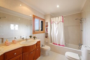 Bathtub, hair dryer, towels - Holiday Home Bellavista with Mountain View, Wi-Fi, A/C, Pool, Garden, Terrace & Balcony (Campanet)
