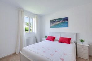 3 makuuhuonetta, silitysrauta/-lauta, ilmainen Wi-Fi, vuodevaatteet