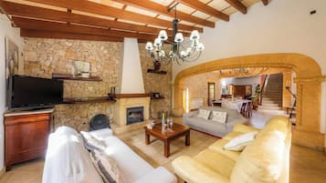 TV, fireplace