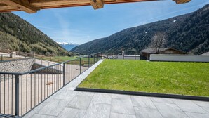 Eine Holz-Pergola mit Blick auf eine gebirgige Landschaft.