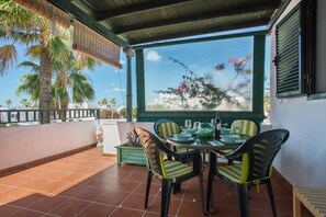 Outdoor dining - Apartamento Sol y Playa with Pool, Wi-Fi, Terrace & Garden (Puerto del Carmen)