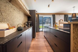 Refrigerador, microondas, horno, placa de cocina