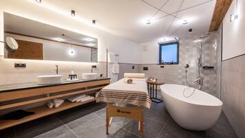 Badkar, hårtork och handdukar