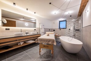 Badekar, hårføner og håndklær