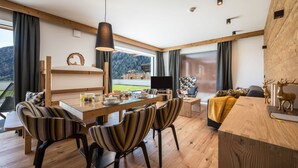 A modern interior with a dining area, wooden furniture, and a view of the outdoors. - Apartment "Mulin Hilda" next to the Skiing Area with Mountain View, Sauna & Garden (Vals)