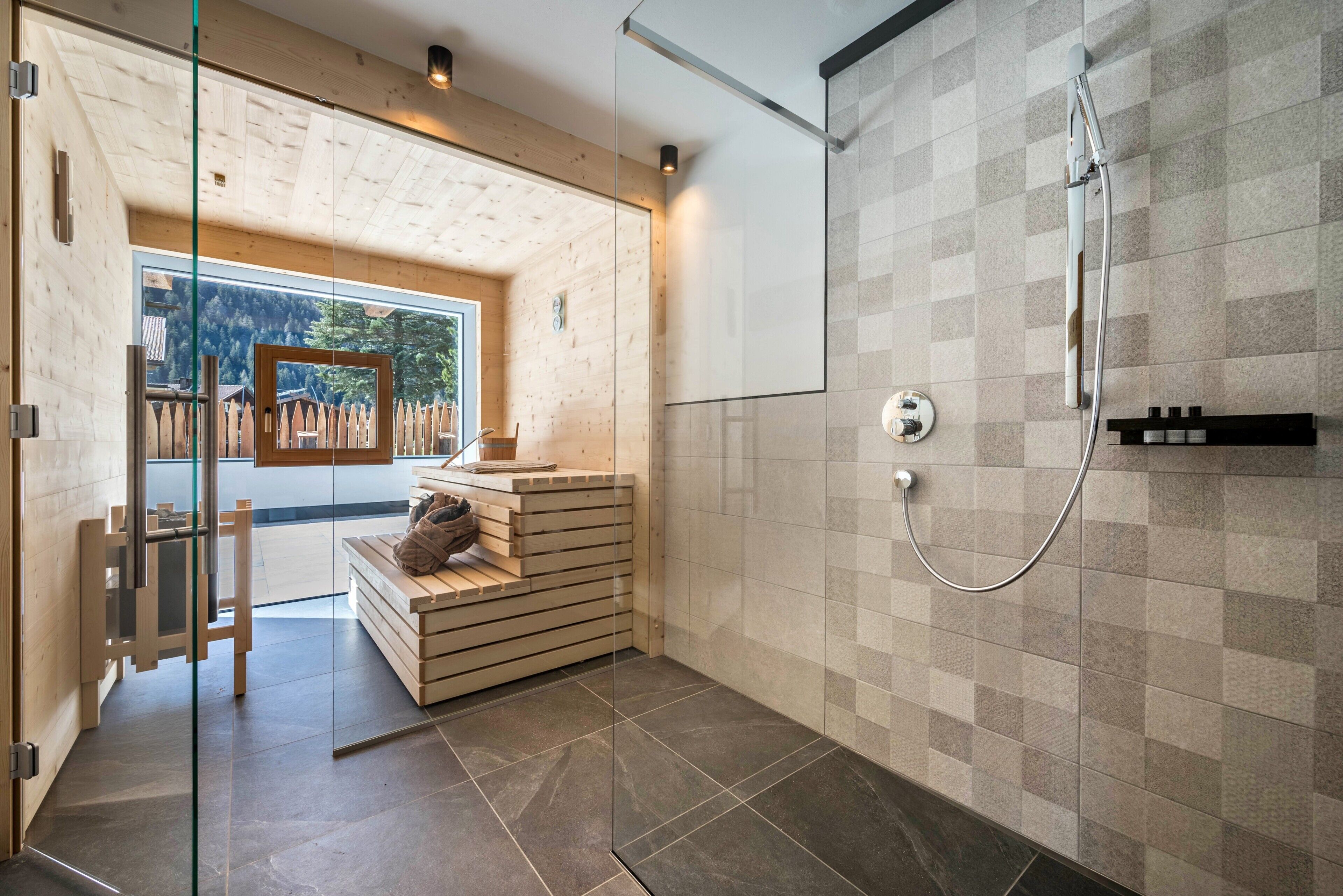 Badewanne, Haartrockner, Handtücher