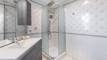 Shower, hair dryer, towels