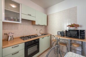 Fridge, microwave, oven, stovetop - Apartment 'Isabel' with Shared Pool, Wi-Fi and Air Conditioning (villasimius)