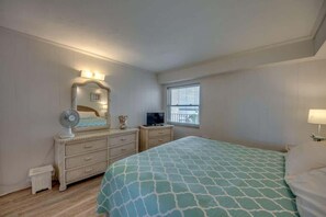 1 slaapkamer, een strijkplank/strijkijzer, gratis wifi, beddengoed