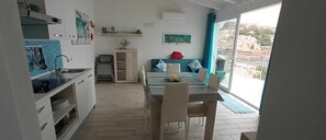 Kylskåp, mikrovågsugn, spishäll och kaffe- och tebryggare