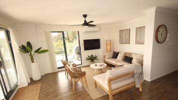 Apartment | Living area | 1-inch flat-screen TV with digital channels, TV