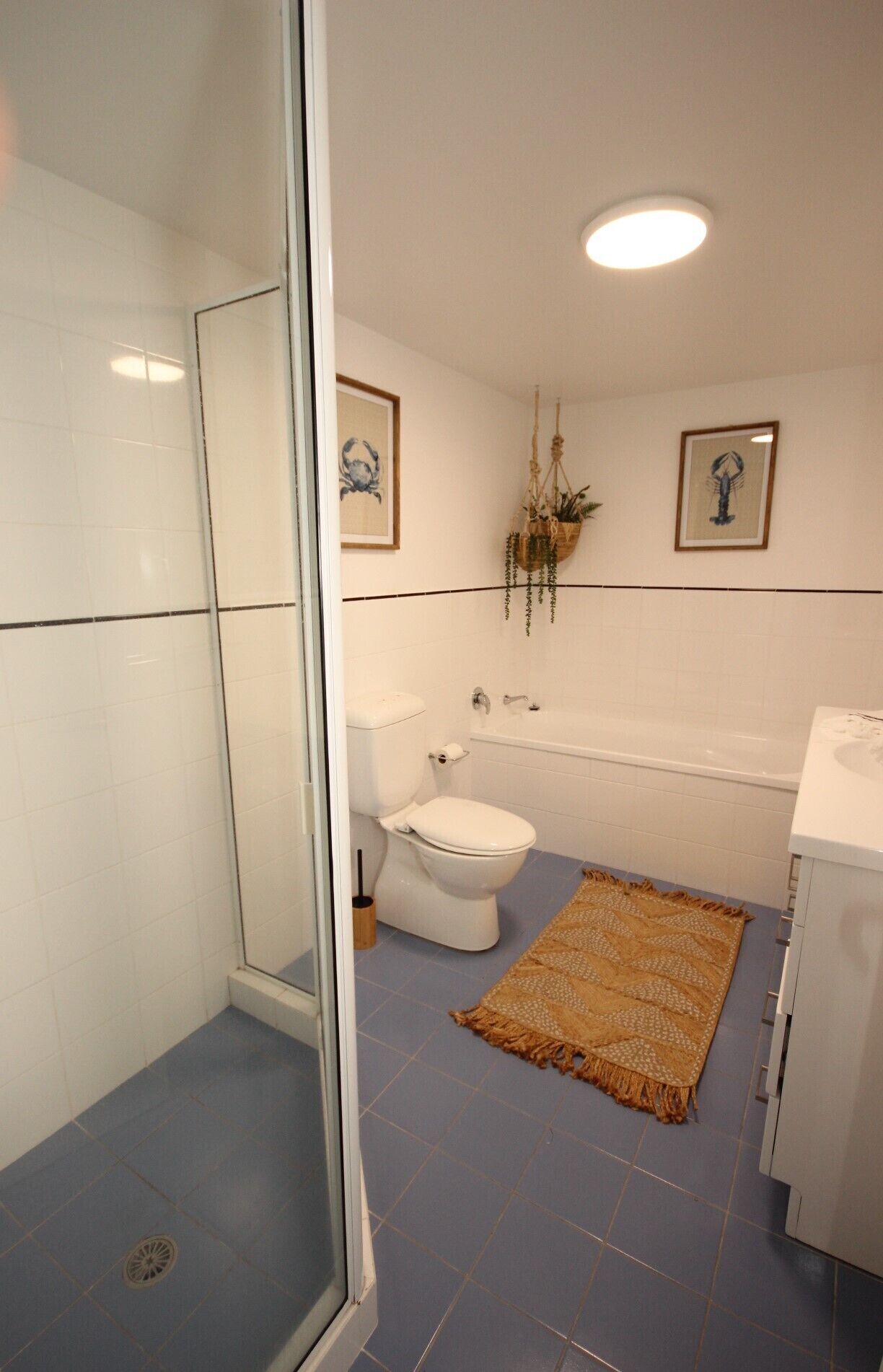 Ein Badezimmer mit Duschkabine, Toilette, Badewanne und Waschbecken.