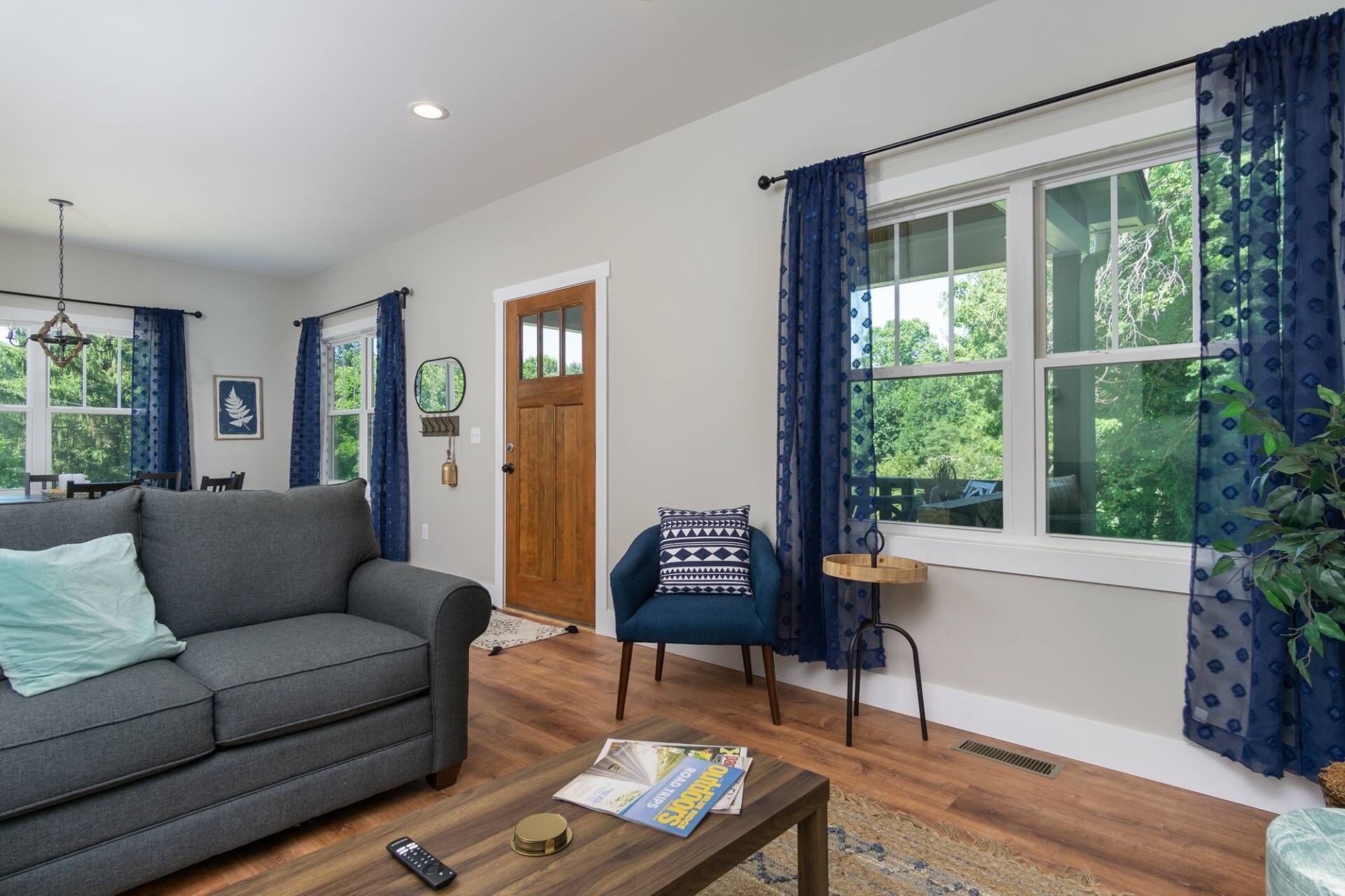 The Black Pearl - New Hot Tub - 5 mins. from downtown Black Mtn. - Lg Yard - BBQ - Fire pit - PetsOk