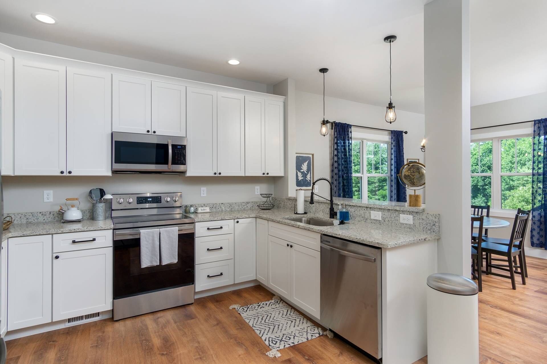 The Black Pearl - New Hot Tub - 5 mins. from downtown Black Mtn. - Lg Yard - BBQ - Fire pit - PetsOk