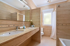 Ensemble douche/baignoire, bidet, serviettes fournies