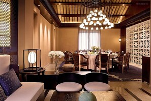 Daily buffet breakfast (CNY 100 per person)