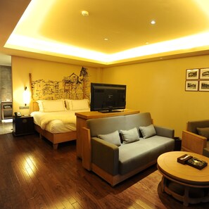 Elite Suite | Minibar, in-room safe, blackout drapes, iron/ironing board